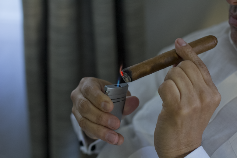 How to properly light a cigar by LA hispanic cigar influencer